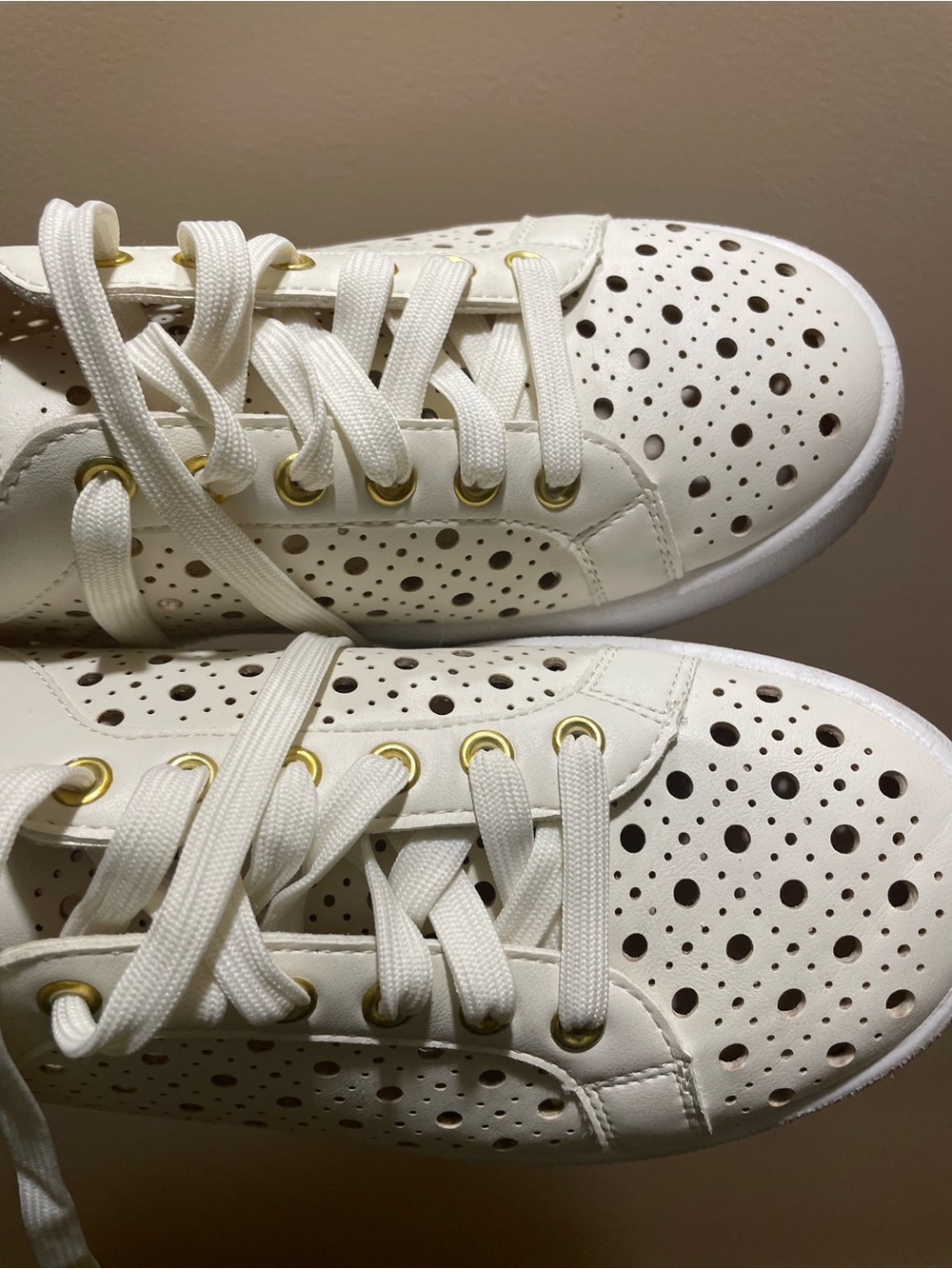 Dolce Vita White Perforated Lace-Up Sneakers. Size 9 - Picture 6 of 9